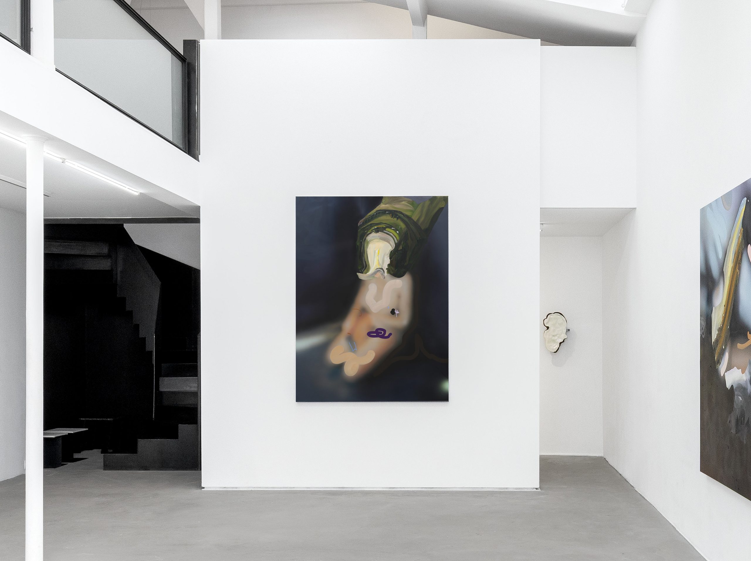 Grand tableau de Cédrix Crespel accroché sur un mur blanc dans un espace d’exposition